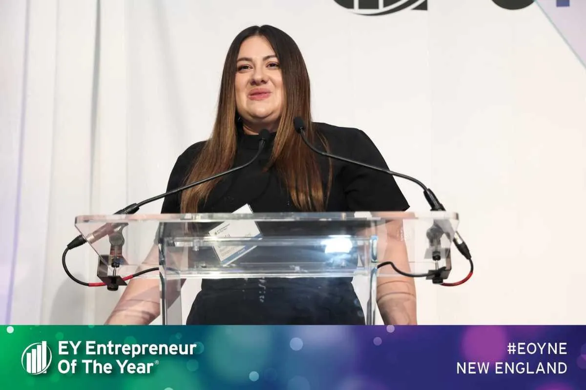 Greta Bajrami giving a speech as the Entrepreneur of the Year Recipient.